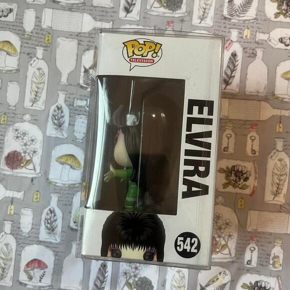 Funko Pop Elvira: Mistress Of Darkness HotTopic Exclusive - Picture 3 of 6